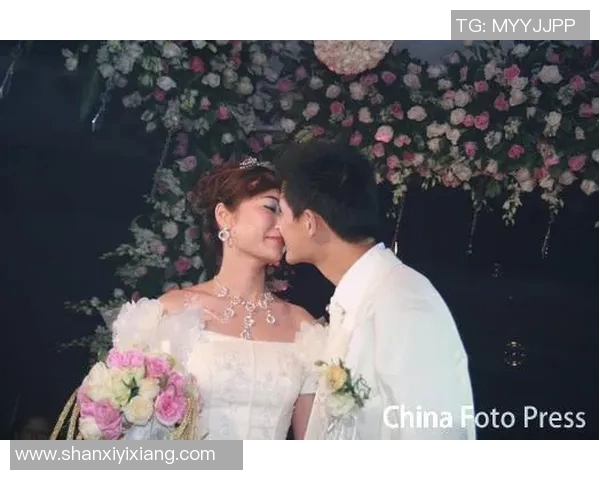 足球明星与爱妻甜蜜接吻瞬间展现幸福生活的美好画面 足球明星与爱妻甜蜜接吻瞬间展现幸福生活的美好画面