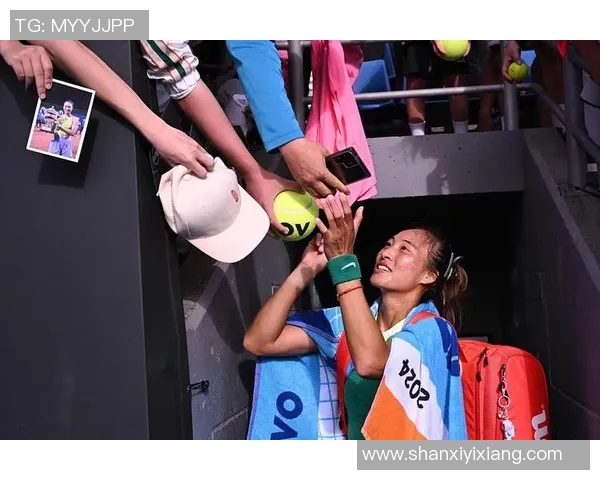 足球明星亲临现场签名互动视频记录球迷热情瞬间