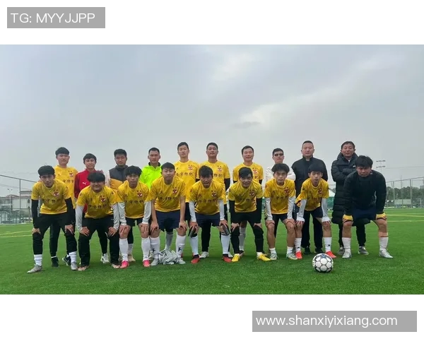 足球明星齐聚活动现场展现风采引发粉丝热烈追捧与媒体关注